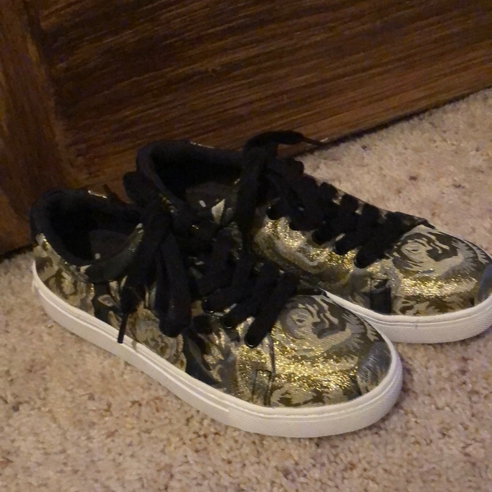 Isaac Mizrahi gold & black metallic sneakers NEW